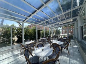 tiny bar restaurant retractable enclosure